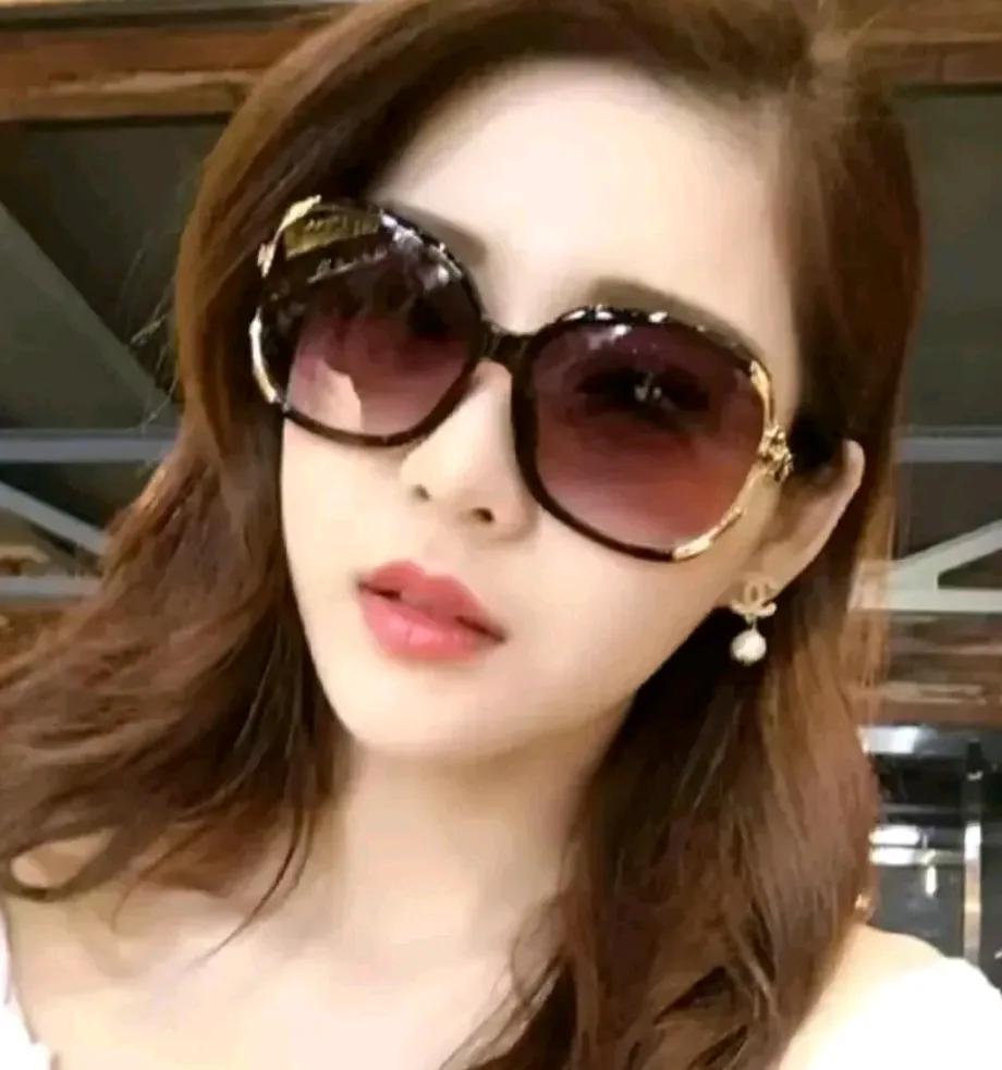 在小镇的一角，李华独自经营着一家小书店，他已经49岁了，一直守身如玉，未婚无子。