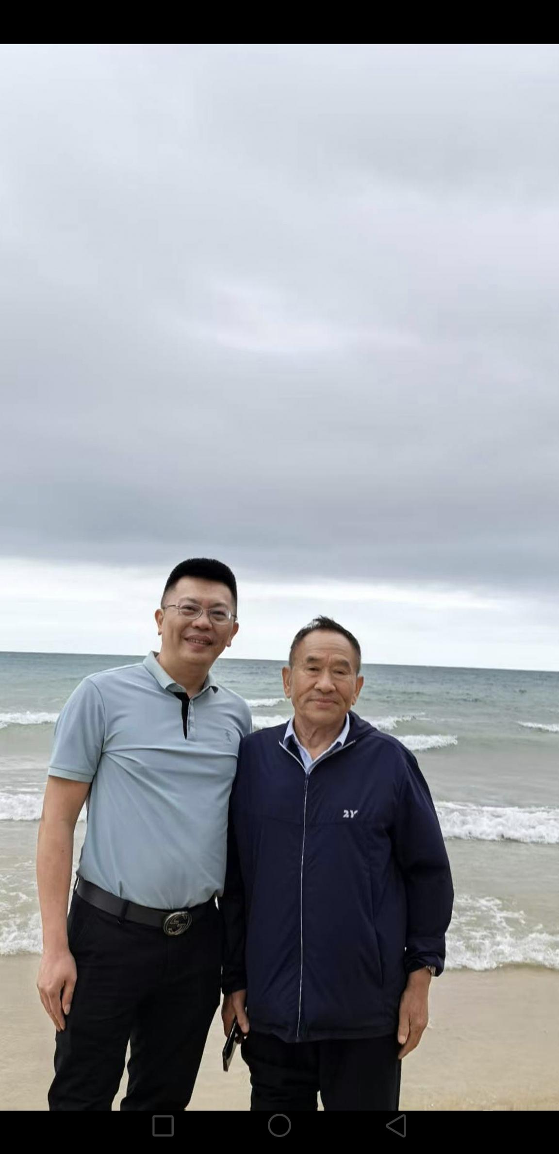 他转身折返，再次走到家兄跟前，用力张开双臂，紧紧拥住这位他惦念数十载的“老宝贝”