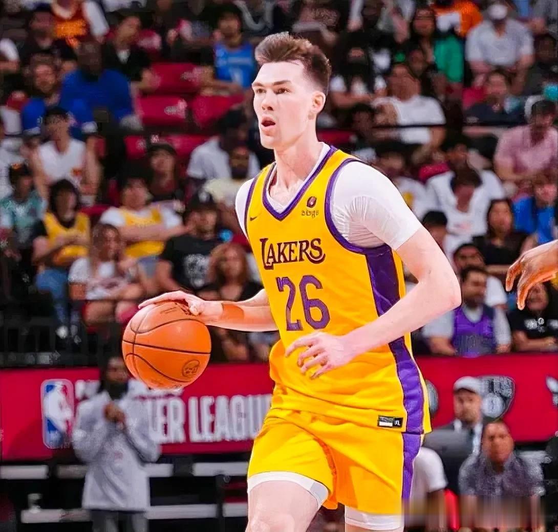 北京时间7月10日NBA夏季联赛中锋卡斯尔顿21+14+3，克里斯蒂11+4+6