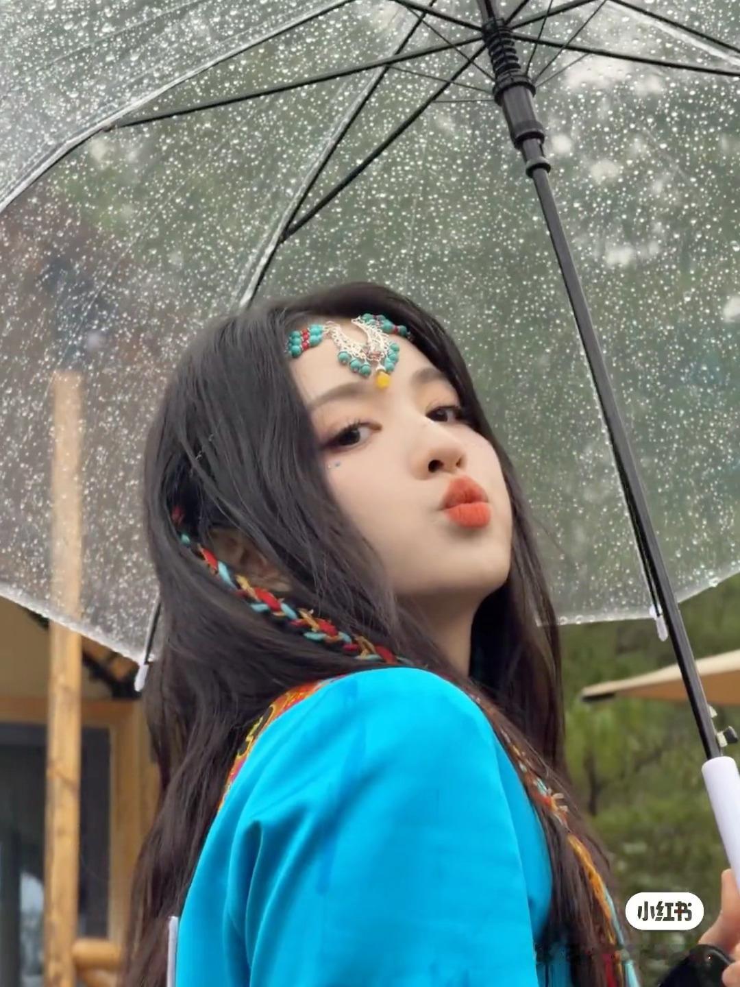 王楚然连民族服饰都驾驭得那么好，美丽的皮囊和有趣的灵魂，她都有，谁能不爱这么美好