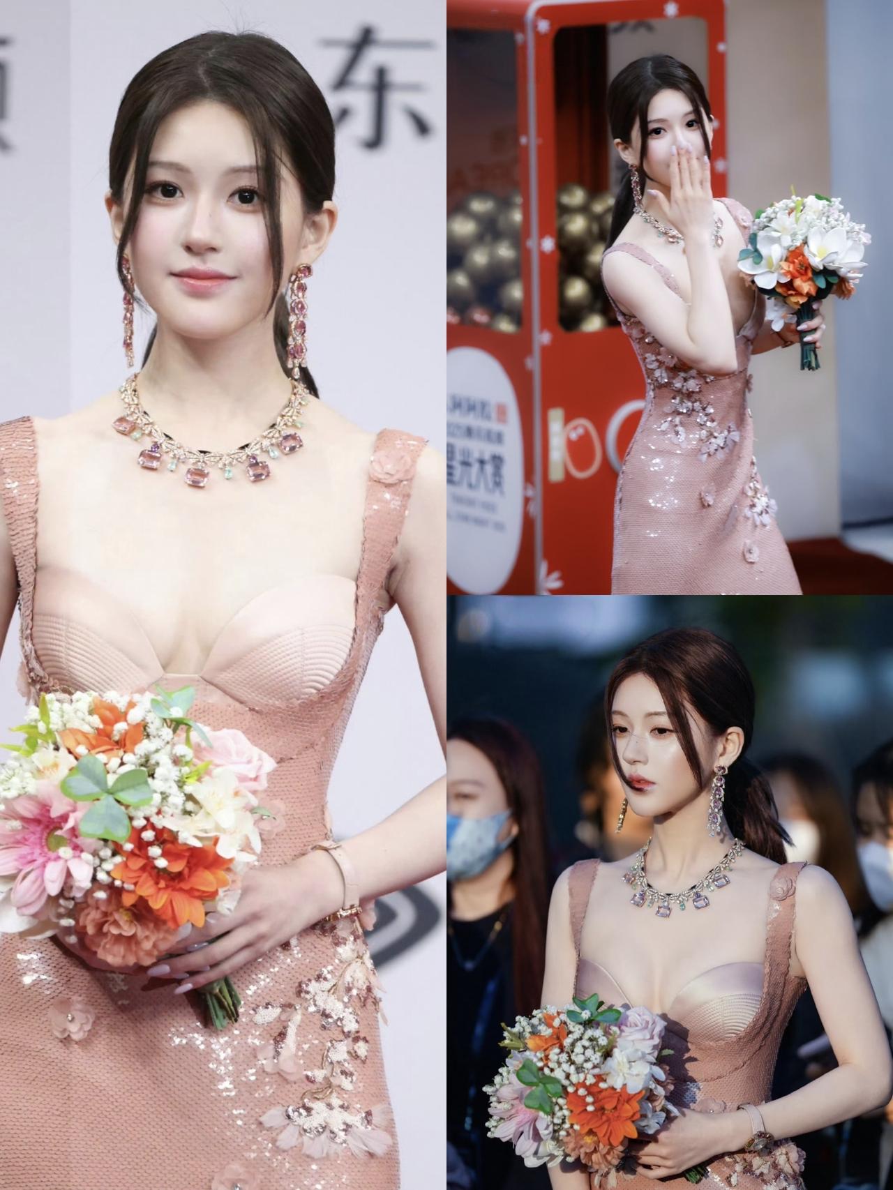 终于弄明白，
赵露思为什么那么久才出场了，
不是她咖位大，也不是她到得晚，而是她