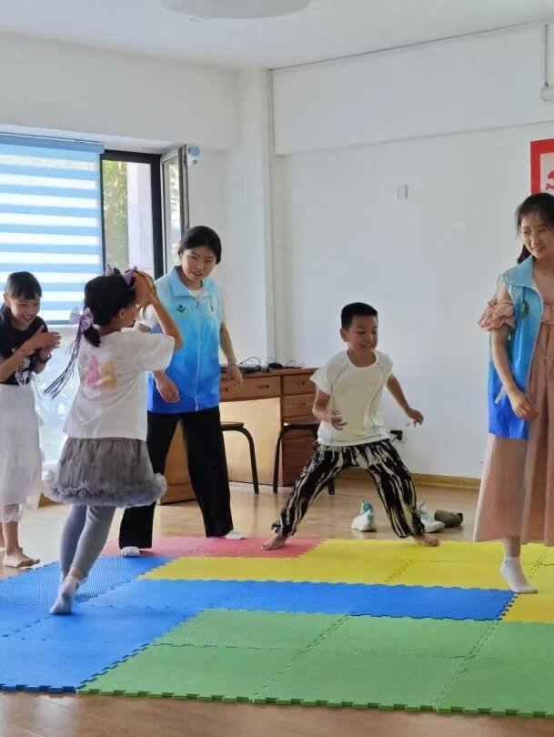 秦岭笑谈 【初心如萤，坚守致远】  欢萤学堂始终坚守公益本位，以无私真诚引领青年