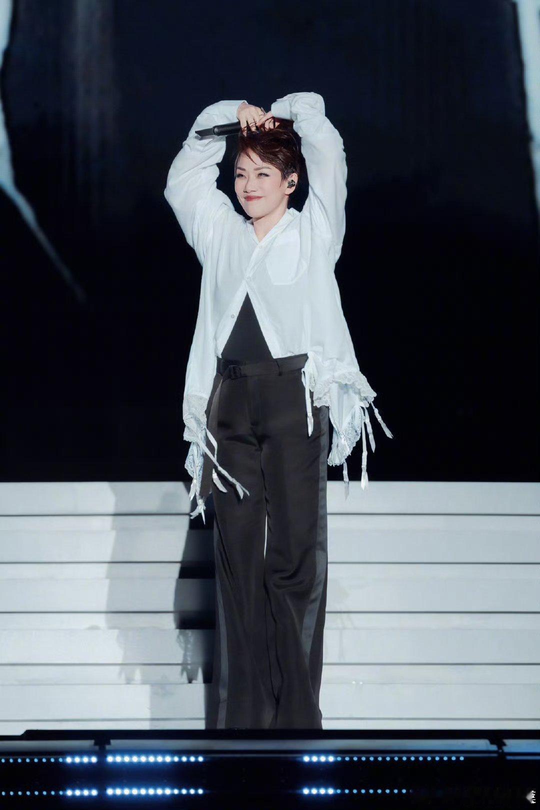 被林忆莲的妈咪感暖哭！歌声像暖光拥抱，舞台稳有力量，聊天温柔包容，这就是世妈一的