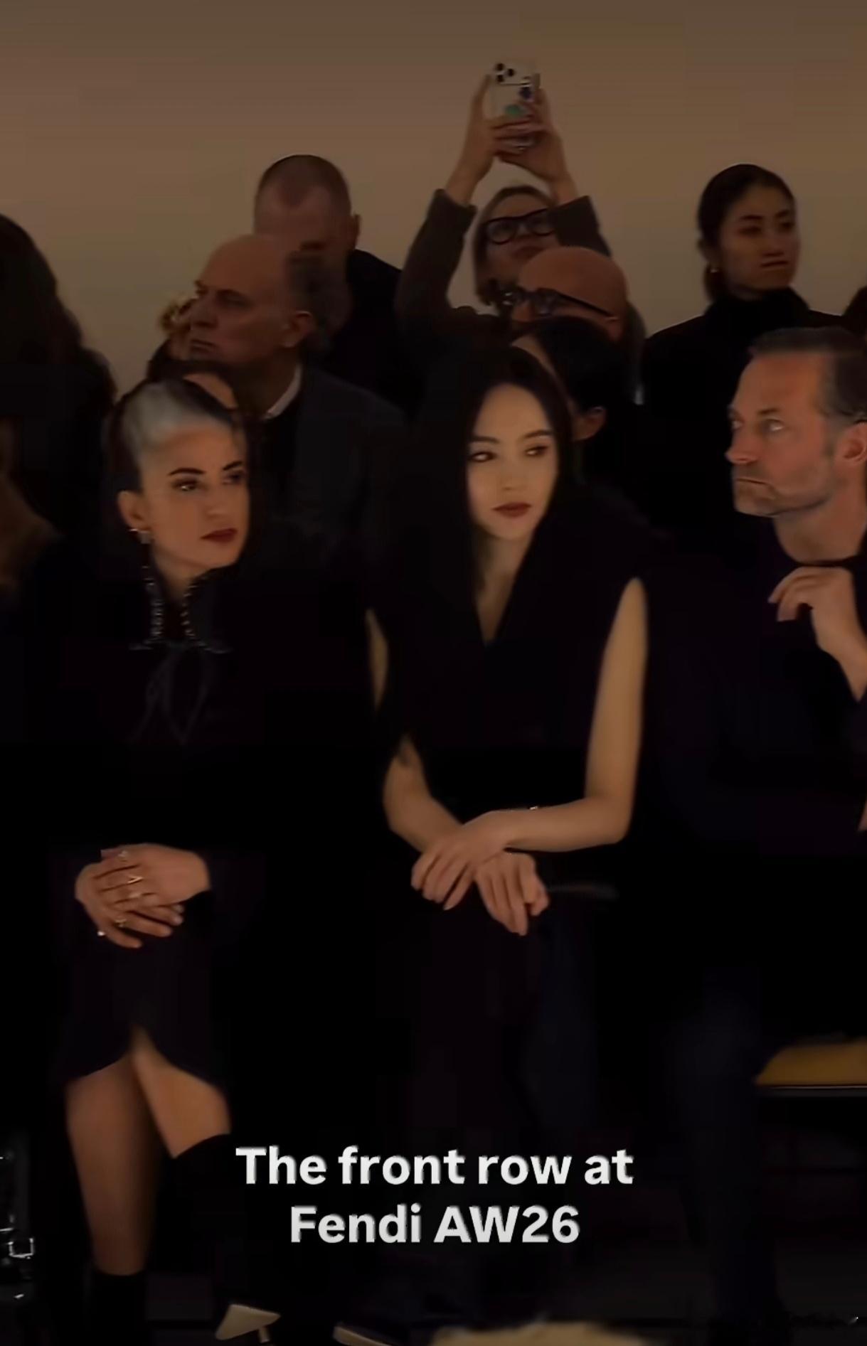 唐嫣看秀待遇——FENDI总裁和夫人中间+超季上身！FENDI女王的待遇，中国女