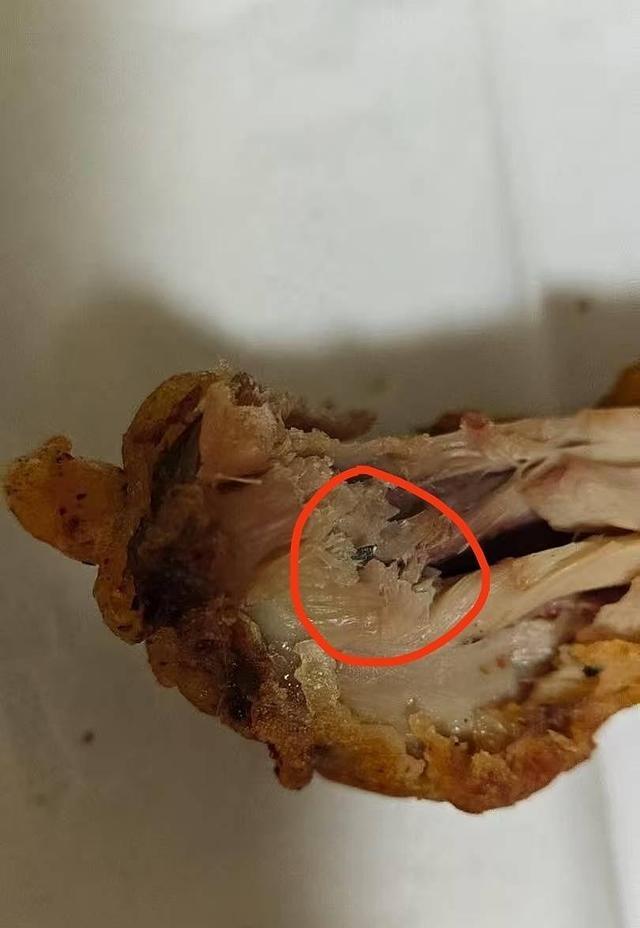 江西南昌，一家炸鸡店的店长，发现一名顾客在平台下单后表示自己吃了鸡腿中的铁丝，扎