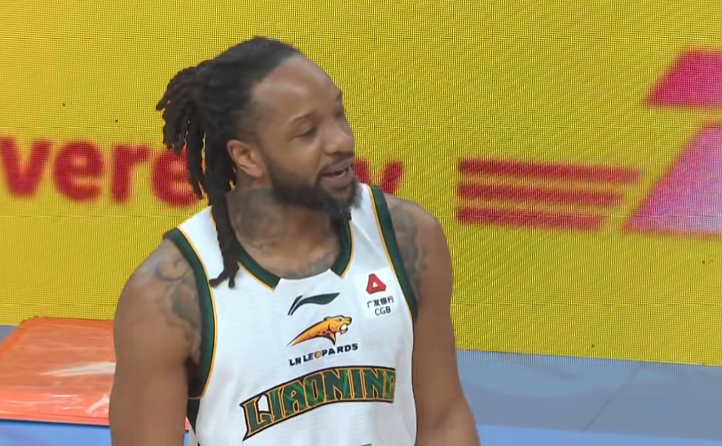 又给了威尔斯一个，这样的话直接改变比赛形势了呀，辽宁队连吃3个t，比赛还剩6分钟