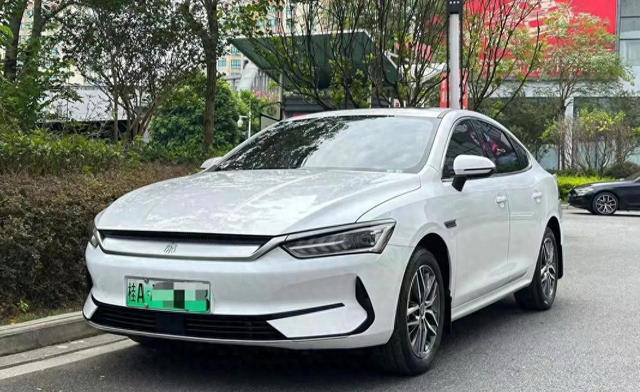 一边是多国因油价与政策掀起电动车热潮，欧洲、东南亚销量暴涨；另一边坐网约车电车频