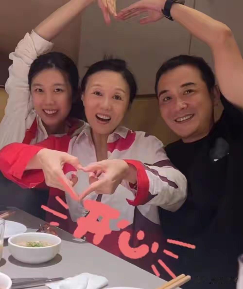 这是吴琼妹妹家的孩子，被她当做女儿养，跟着她一起直播带货短视频。

小姑娘从小和