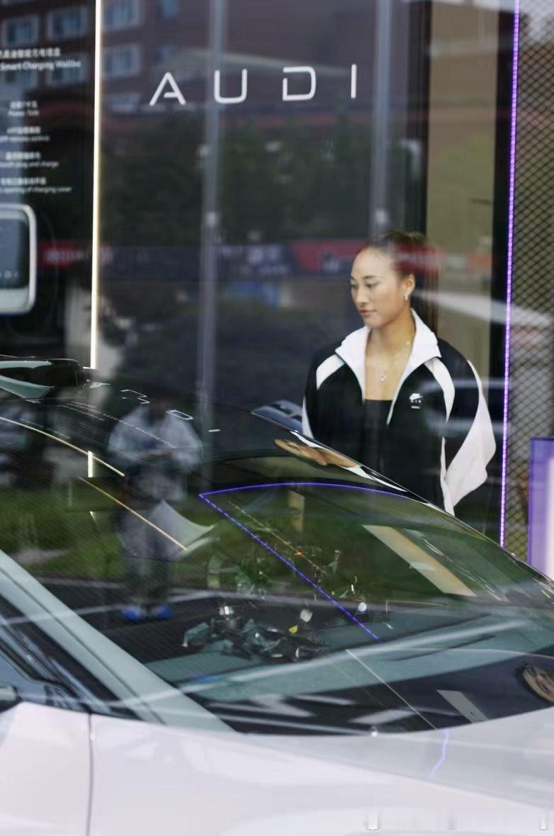 2024年11月，AUDI品牌首发并官宣奥运冠军郑钦文代言。合作一年，郑钦文对奥