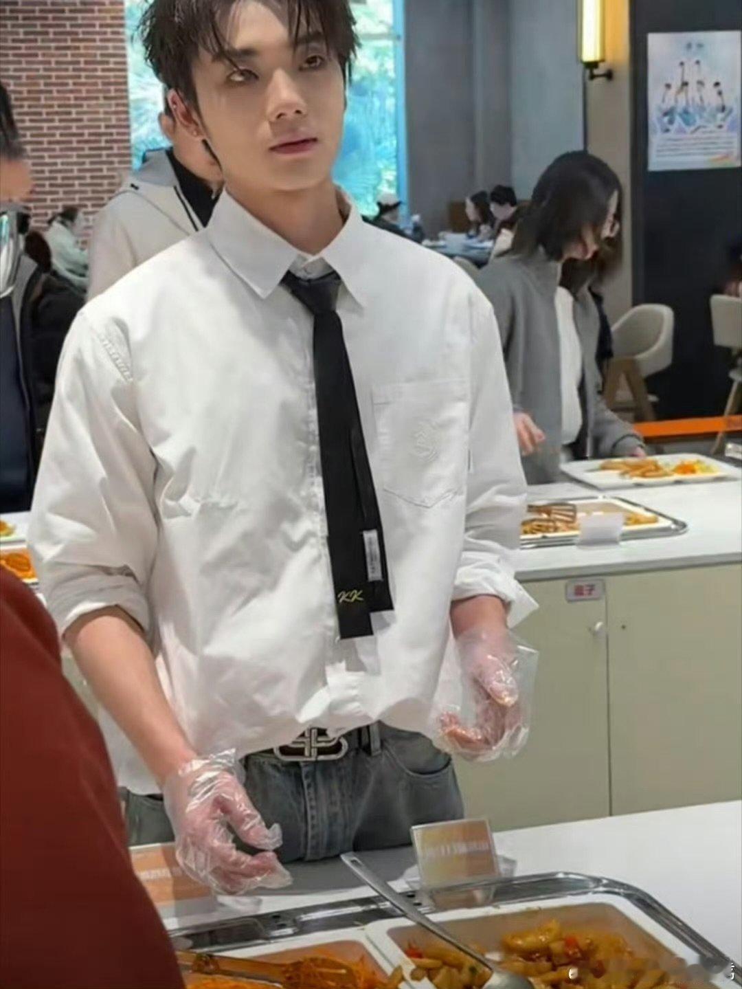 没人通知我食堂换帅哥打菜了 今天的食堂真是让人惊喜不断啊！《白日梦想事务所》的男