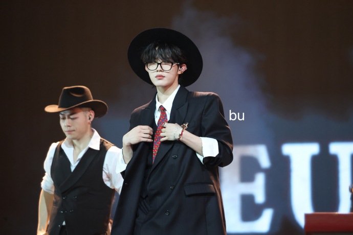 苏新皓笑成如此甜美样了 苏新皓西装礼帽绅士风造型 苏新皓笑成如此甜美样了，苏新皓