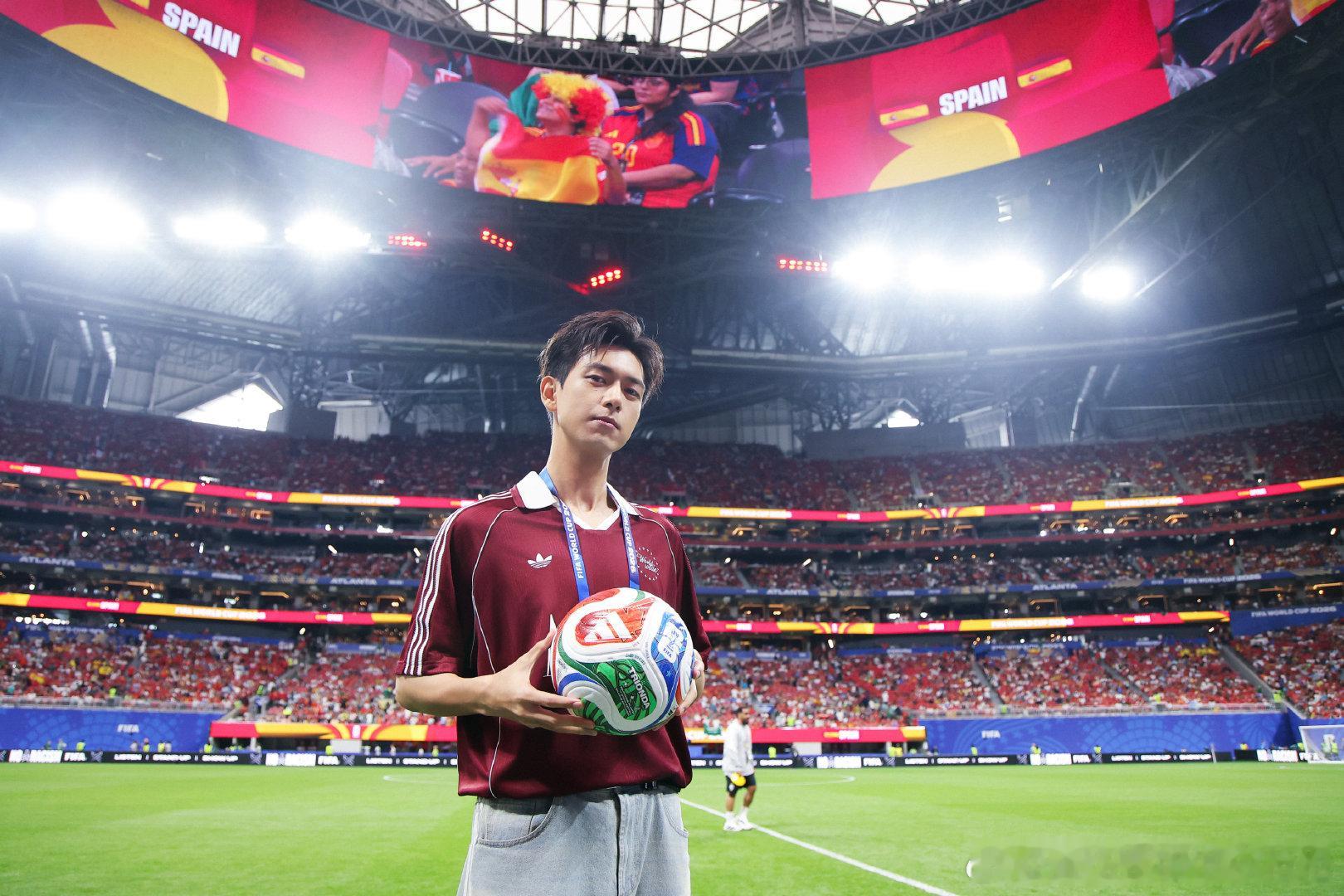 李现 ⚽李现的ing置身赛场，于看台一隅，见证欢呼声中的绿茵狂欢。（