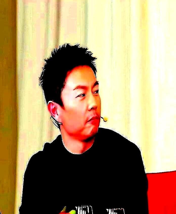 吴京找谢苗时，电话那头是零下30度的雪窝。
你脑补一下：大雪埋到小腿，谢苗一拳一