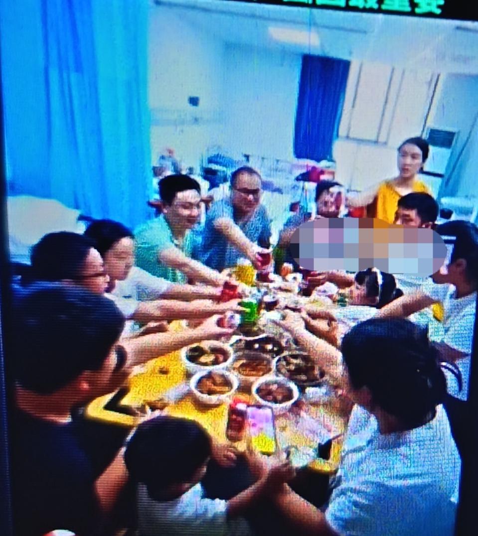 病房里的中秋，是一场“反向”的团圆。


当大多数人从四面八方赶回那个叫做“家”
