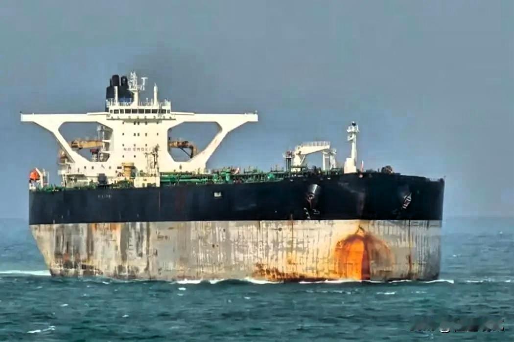 骑虎难下？

美军死追十天，结果油轮半路涂上俄罗斯国旗。

这下好了，前有狼后有