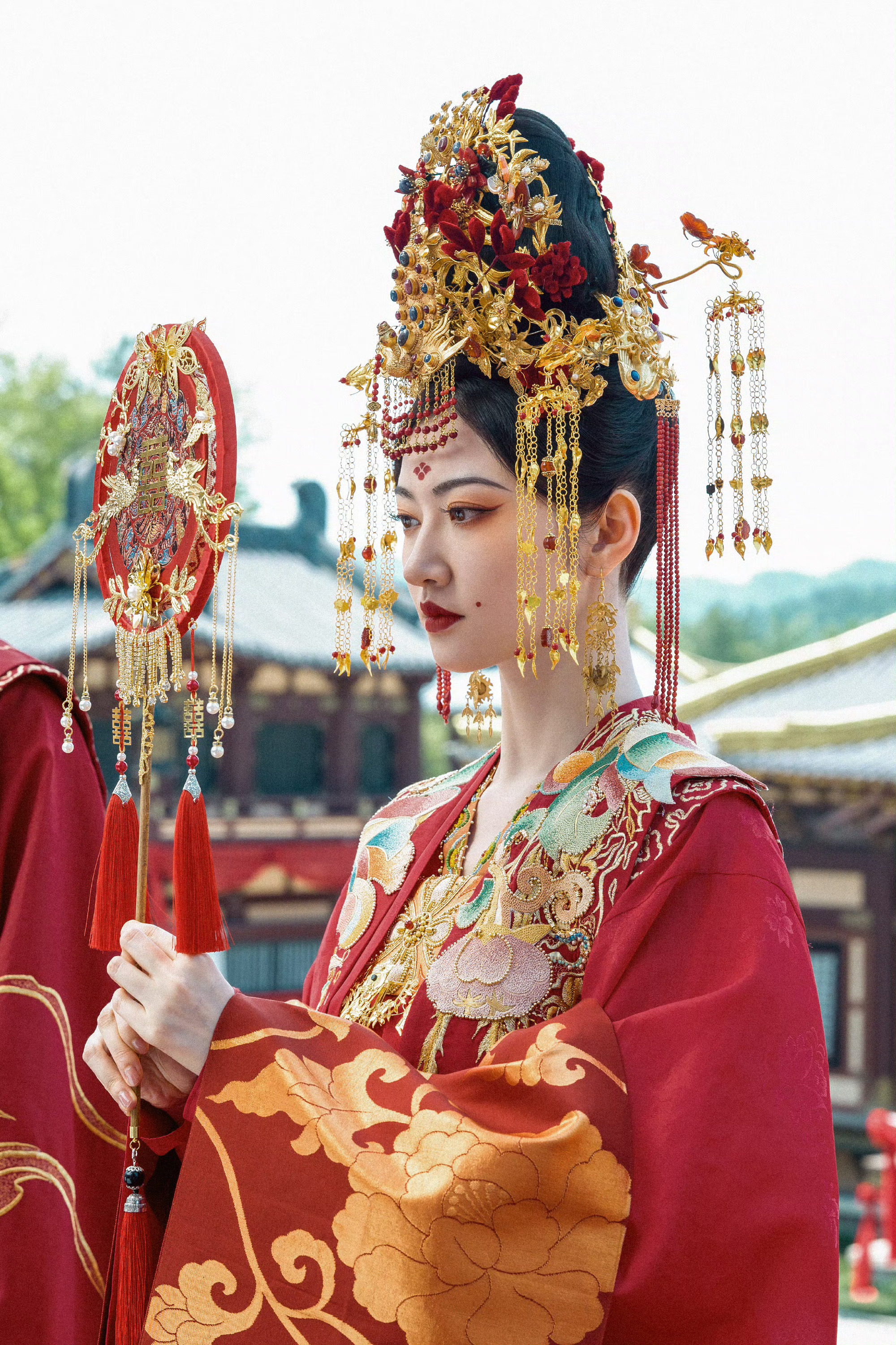 #景甜冷脸红妆#景甜乐游原崔琳大婚，最美的婚妆配最冷酷的脸，份子钱准备好了，今晚