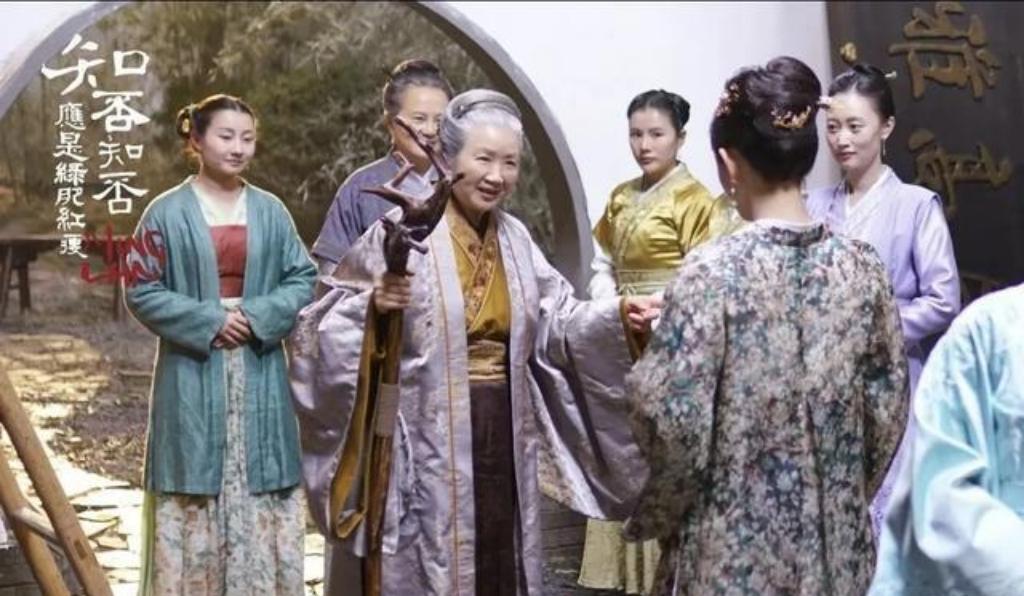 “老祖母”曹翠芬、“大脚娘”迟蓬，郑晓龙把《红楼梦》最硬的俩钉子先钉上了。
网友