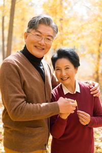 夫妻在中年阶段没有亲吻，这是颇为常见且正常的现象，但需要区分“自然淡化”和“情感