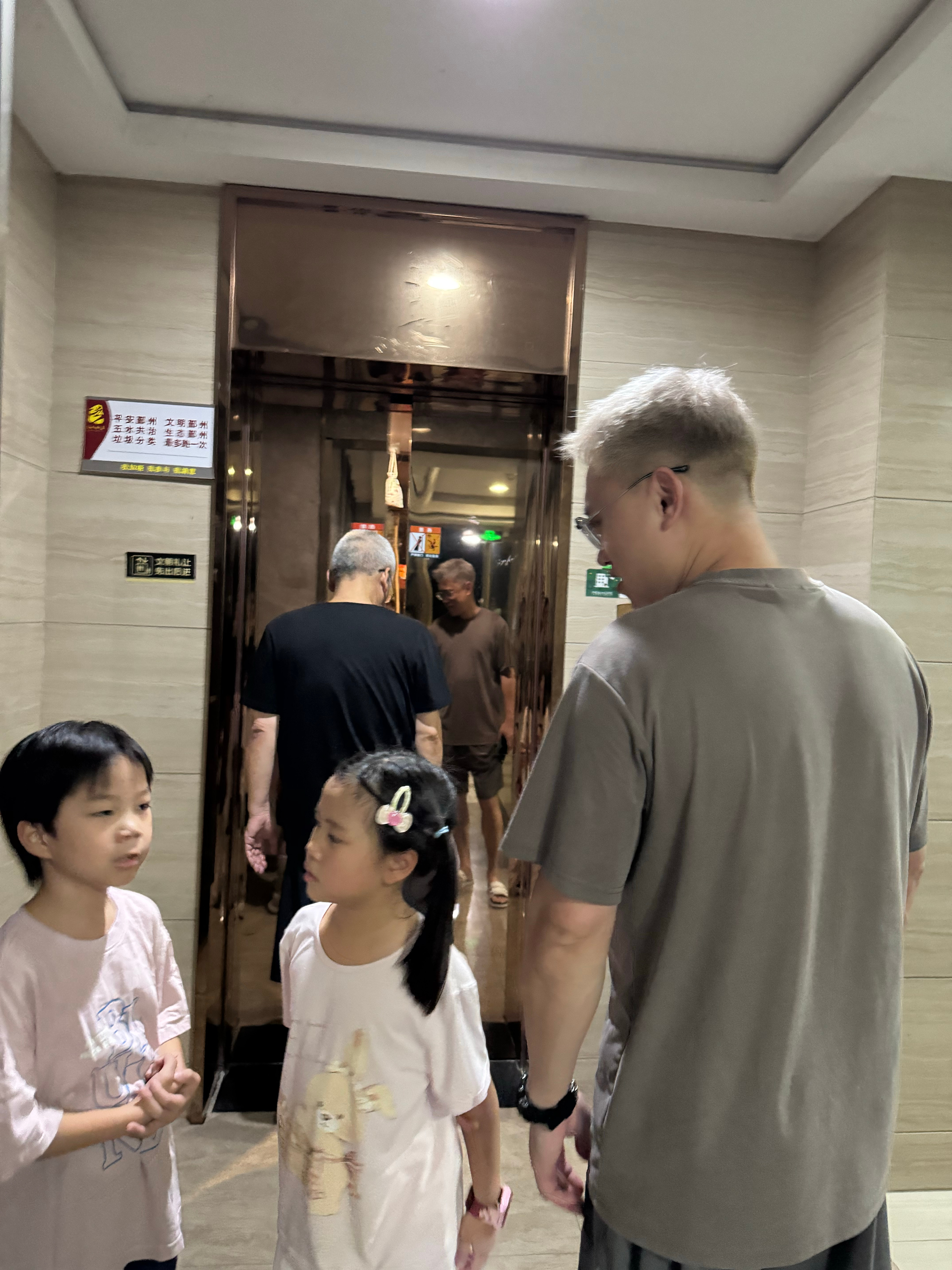 笑死我了，刚在电梯里老孙碰到了两个白头，一个是老爷爷，一个是少年白头，还有一个老