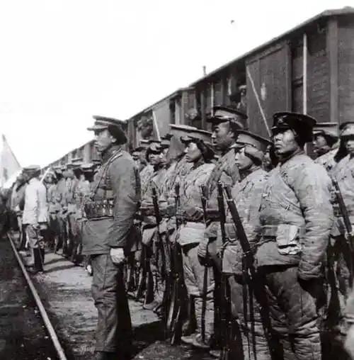 1925年，奉军镇压了郭松龄反叛后，带回去一口棺材，可是没想到，众人都被棺材里的