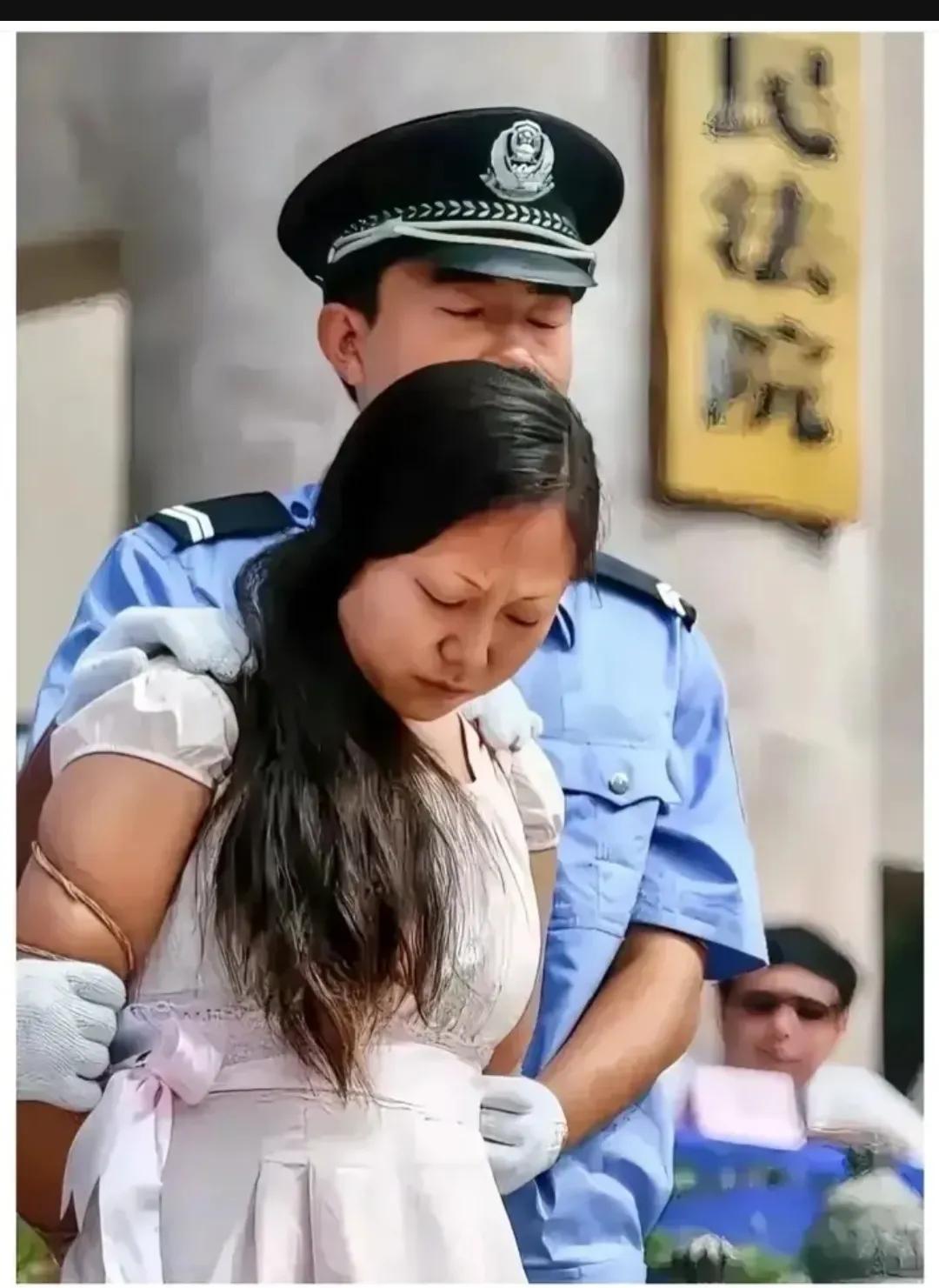 2009年，海口公审大会，一名死刑犯，穿着白色连衣裙，即将被押赴刑场，执行死刑，