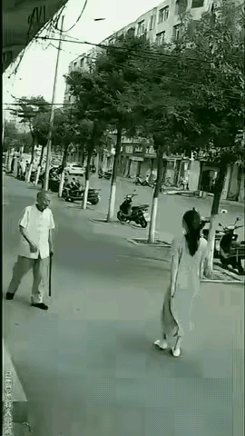 苍天有眼啊!害人就是害己!视频中的老头，拄着拐杖，步伐矫健。见迎面走过来一个窈窕