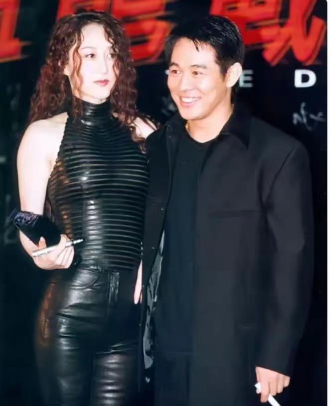 或许李连杰这辈子最骄傲的事情就是娶到利智这样漂亮的老婆！
当初为了娶利智，李连杰