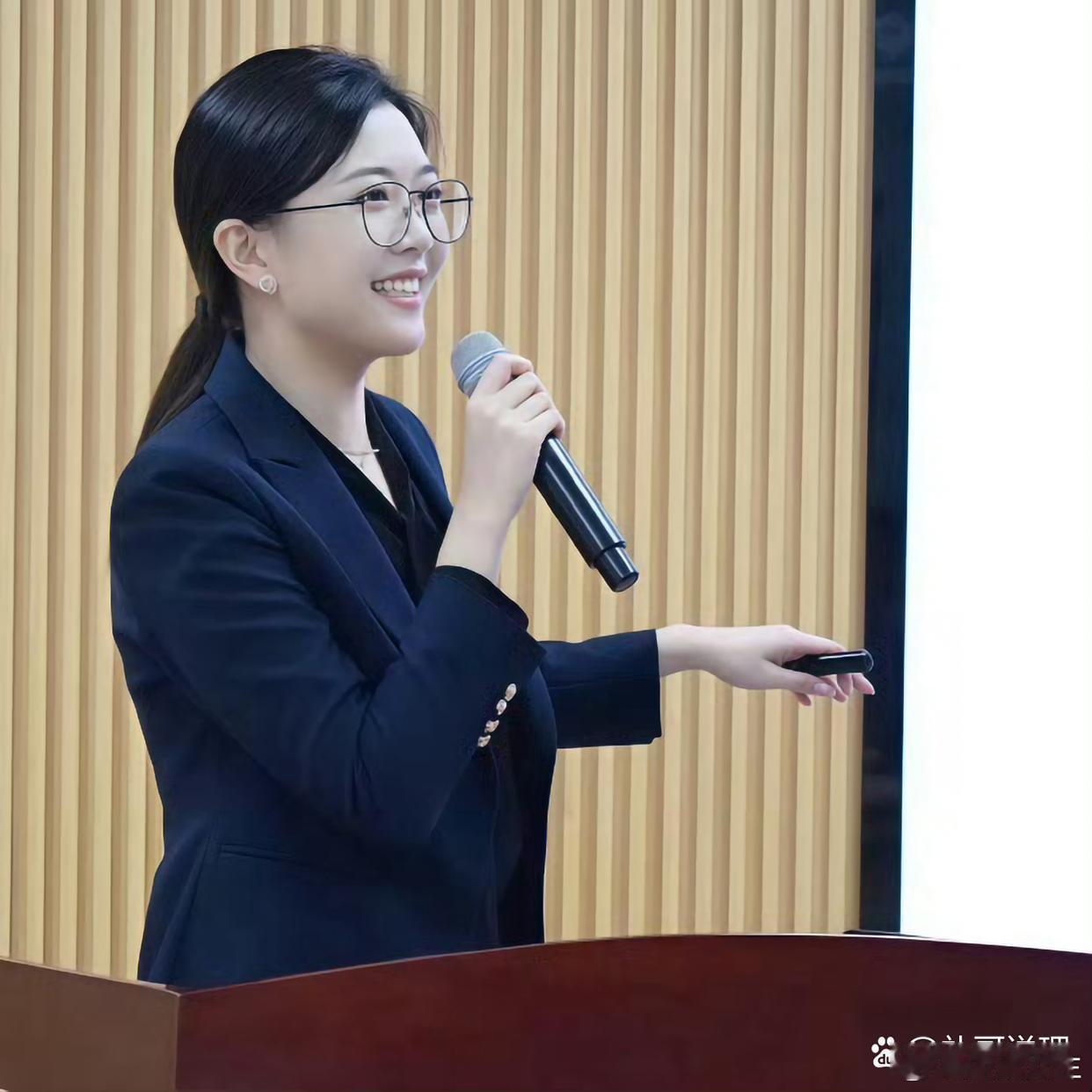 文静秀气的女老师，太有气质了！ 