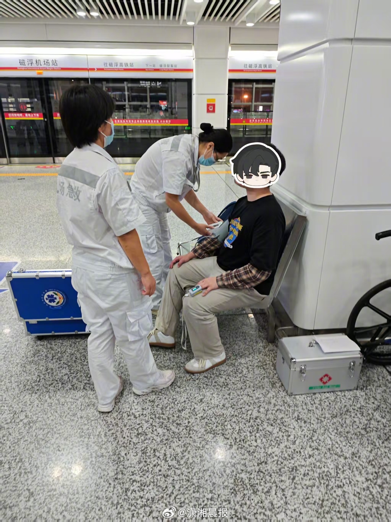 【#旅客在安检口突发呼吸不畅多方救援#】10月20日，潇湘晨报记者从长沙公交（轨