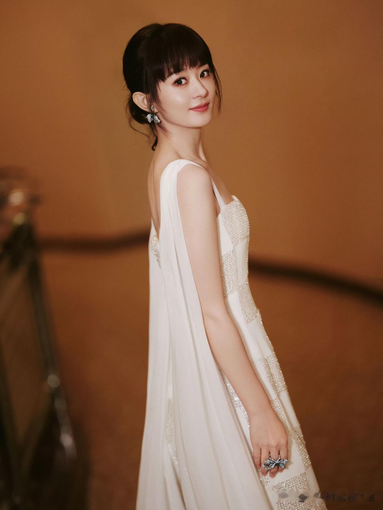 [玫瑰]赵丽颖一身白钻长裙，氛围感直接拉满！丽颖回眸浅笑好美好甜，太绝了吧，颖宝