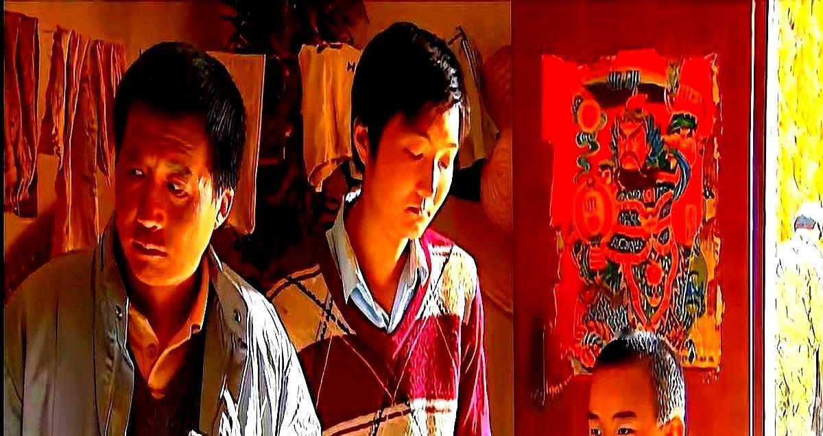 19年过去，《士兵突击》还在被翻出来“吸氧”。
 
许三多那股轴劲，把“笨”字写