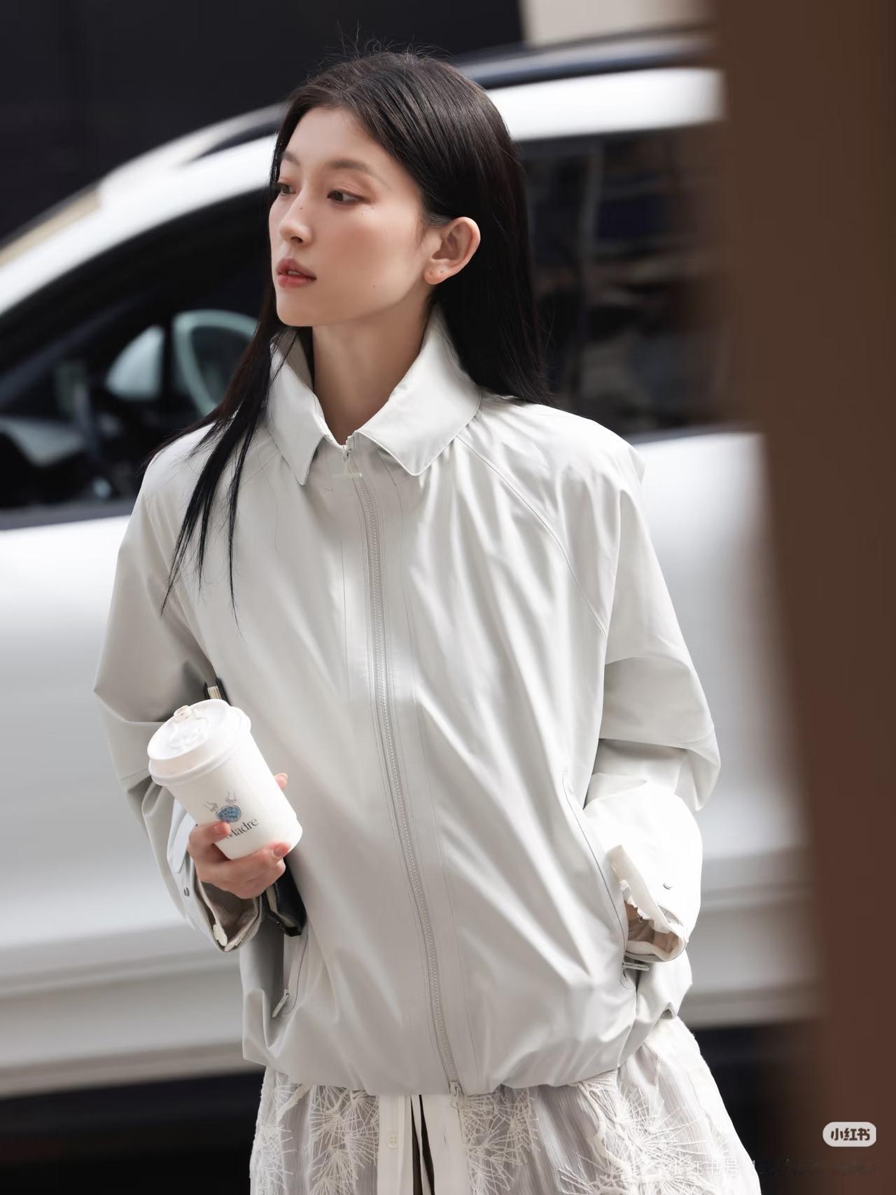 白衣飘飘，手持清茶，心随景动。