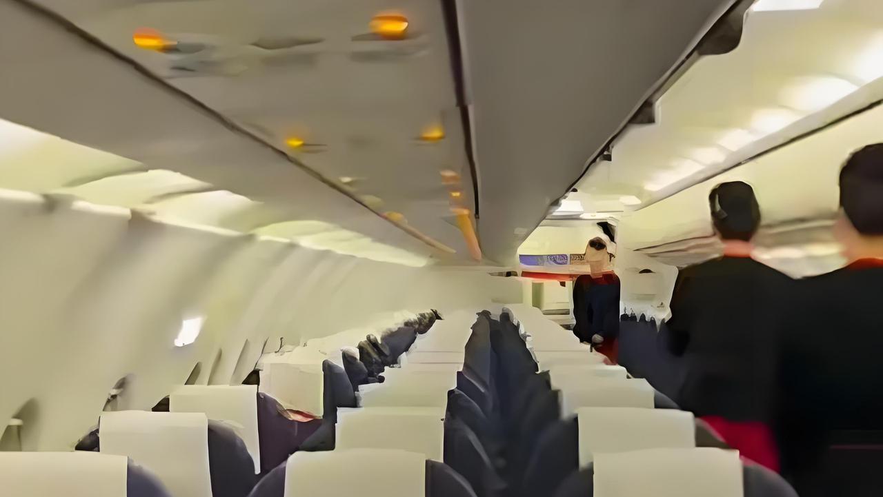 2月1日，一名游客以200元票价搭乘川航3U6676次航班从九寨沟飞往成都，成为