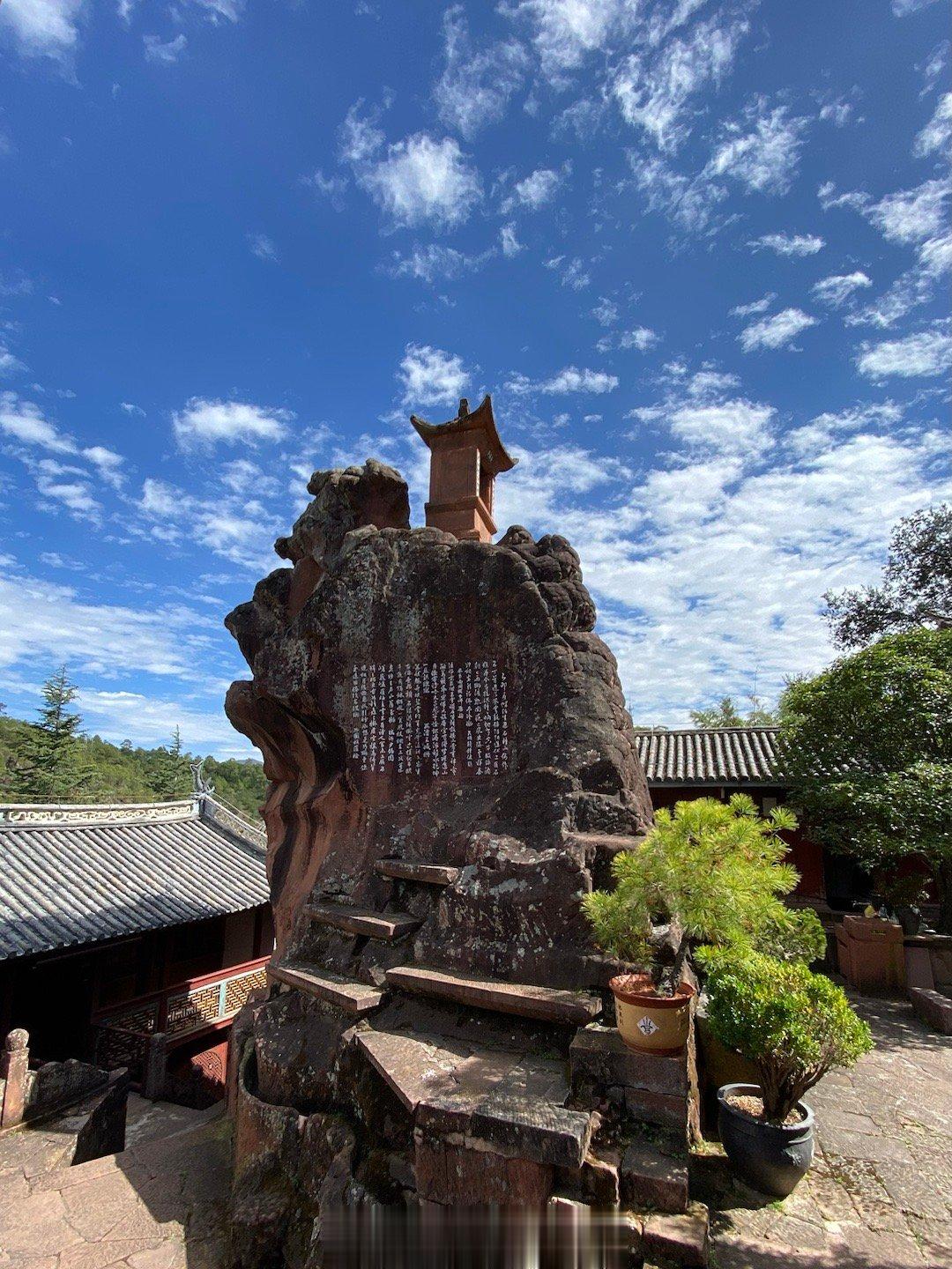 大理剑川石宝山，山清水秀，青松浓郁，石趣无限；宝相寺倚奇雄万状的大岩石而建盖，是