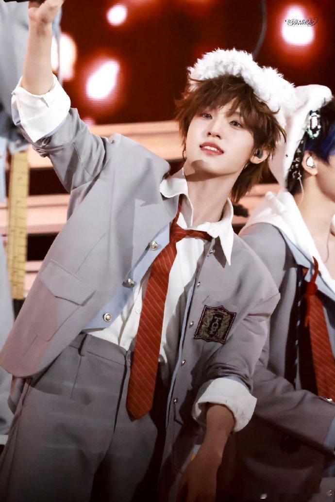 张泽禹唱两三句 等了好久的《两三句》终于听到了！泽禹一开口就安心，这唱功真的越听