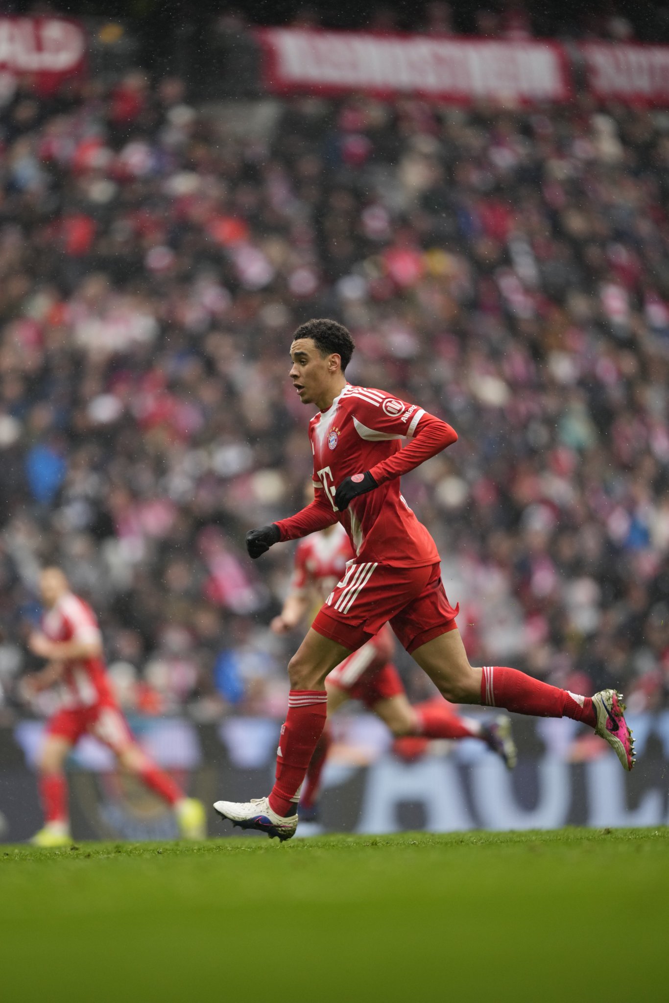 穆夏拉在22岁零360天时成为德甲历史上最年轻的取得100场胜利的球员。[Opt