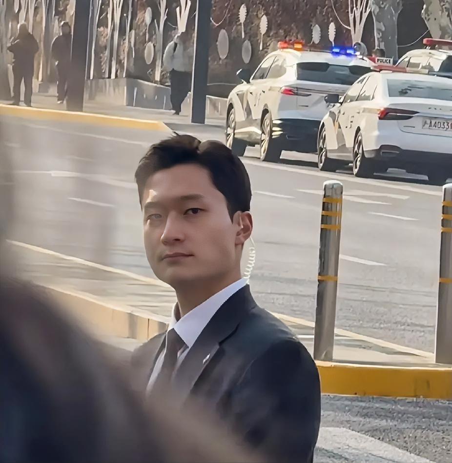 谁懂？李在明访华，
最抢人眼球的却不是李在明，
也不是夫人金惠景，而是把网友勾的