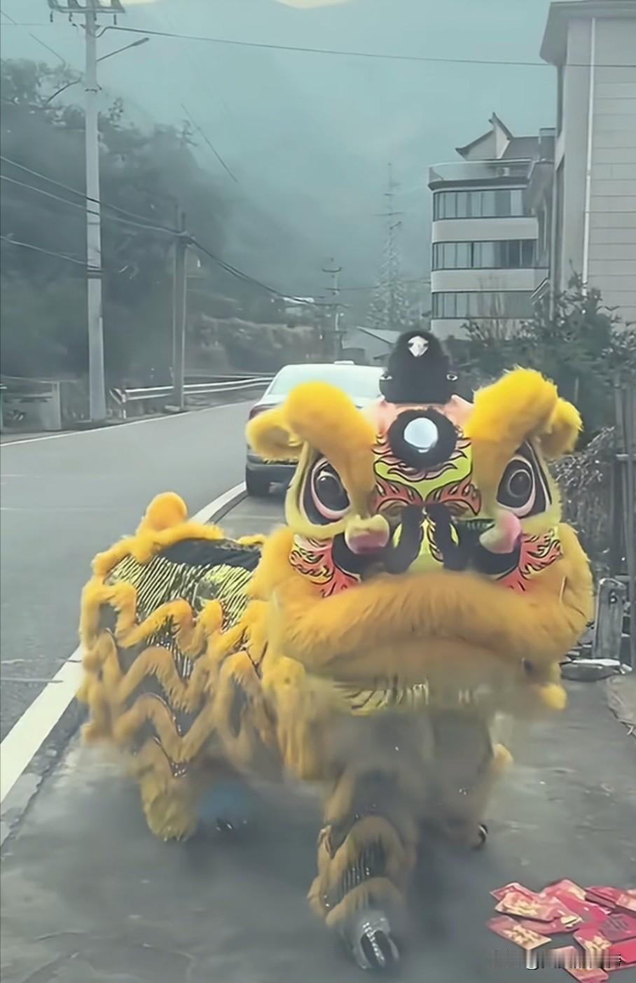 晒一晒随拍我堂妹今年终于鼓起勇气在广东过年，看到堵车的长龙和喜庆的舞狮，感慨地说