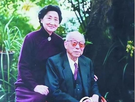 2001年，张学良病逝于美国檀香山。他死后，张的儿子遵从父亲的遗愿把遗产全都捐给