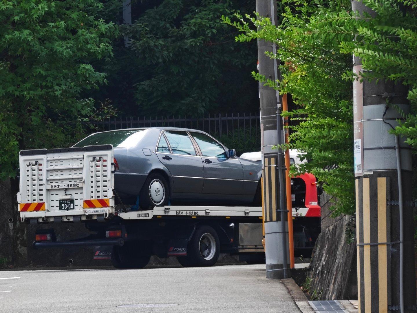忽然看见之前拍过的  W140 600 SEL在拖车上，心头一紧，还以为被拉去报