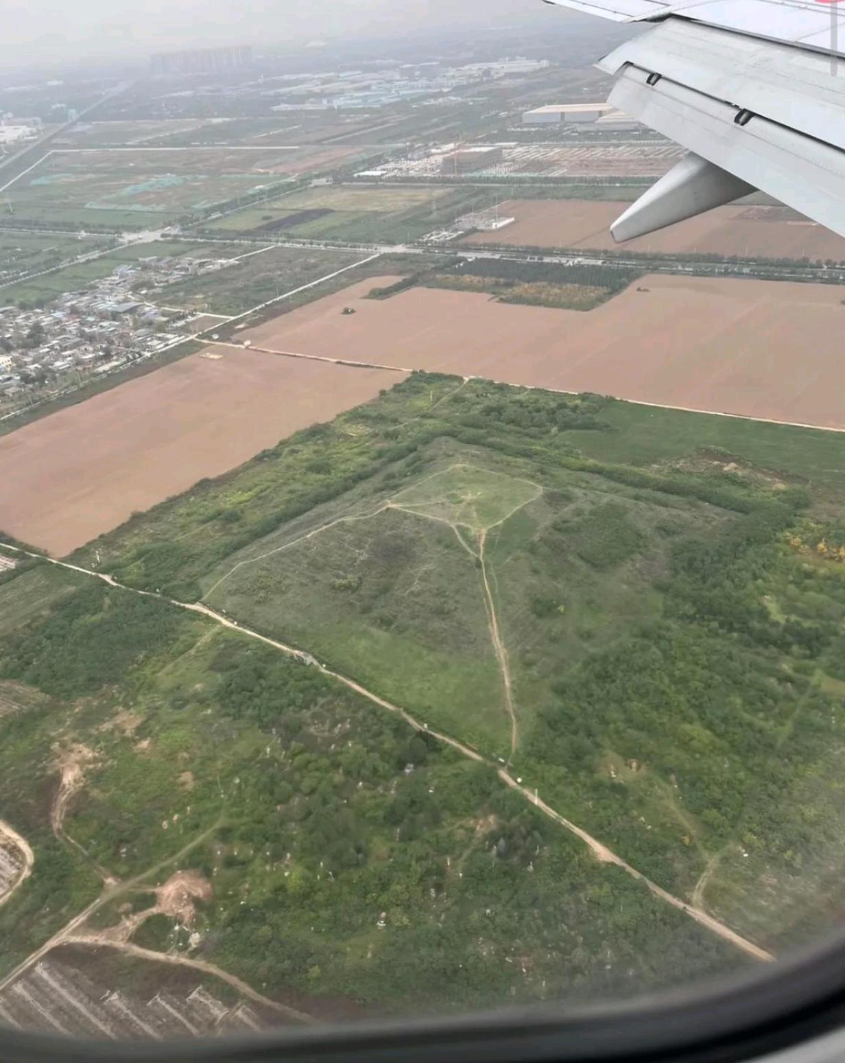 陕西的朋友快给看看，这是谁的陵墓？咸阳机场刚起飞不久