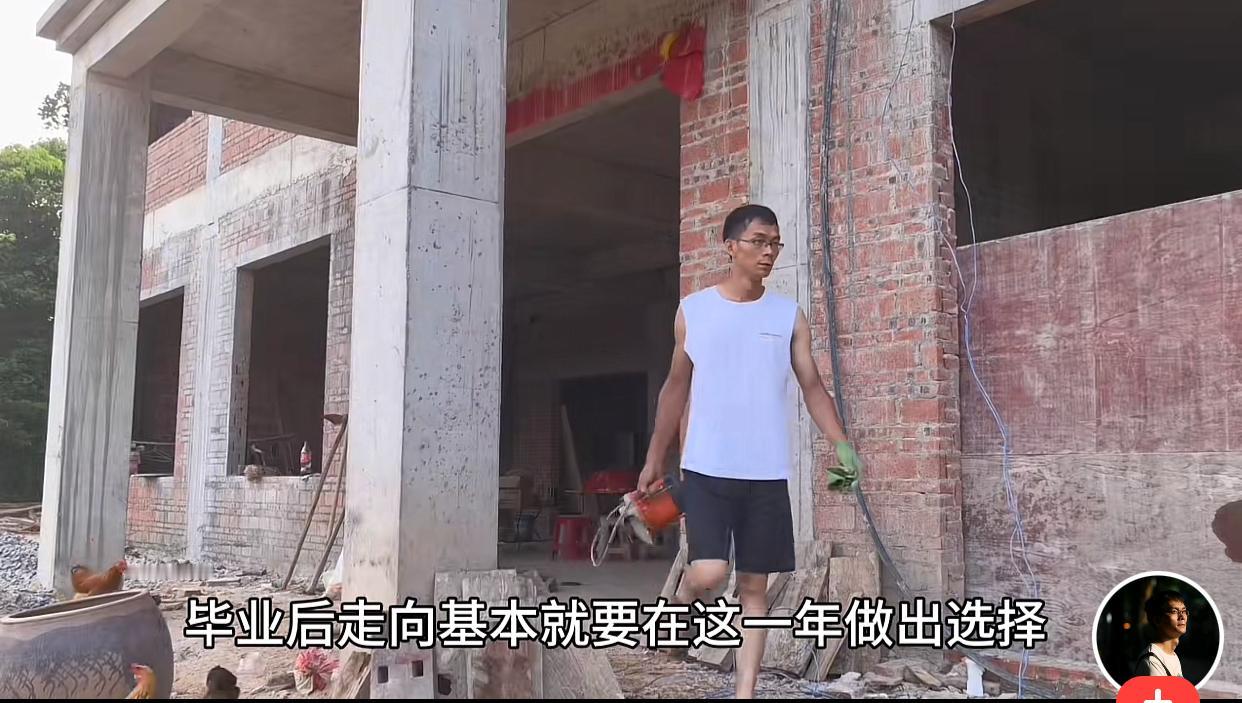 唐尚珺结束直播带货后，回到老家，开始收拾新建的房子了。他说离大三开学还有20多天
