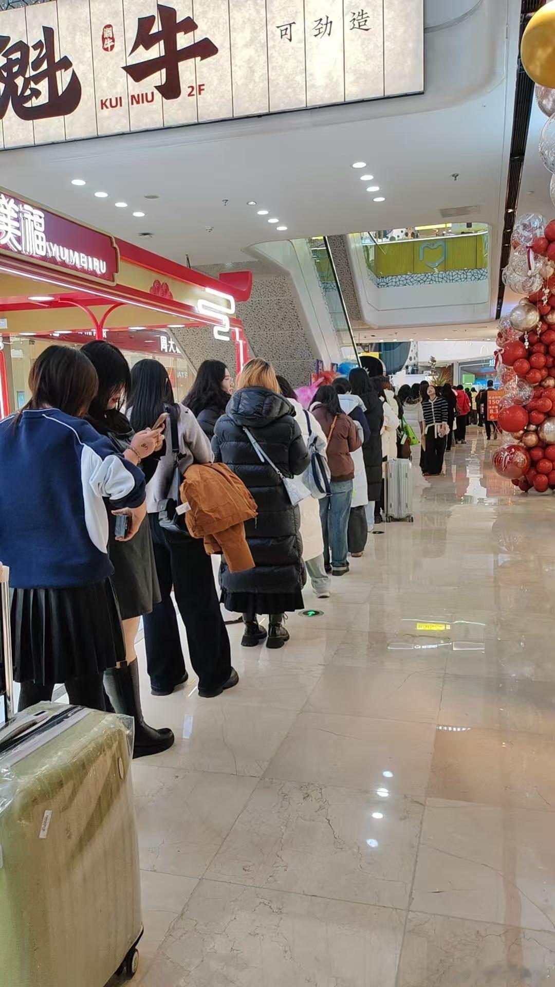 还以为丁禹兮办了个海选 哇！丁禹兮跨年搞了个大惊喜，四城全息合影活动现场人挤人，