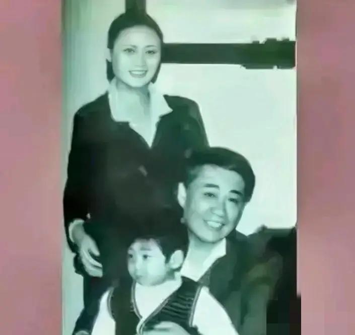 九十年代初，刘源全家福照，夫人魏珍首次亮相。

刘源自参加工作后，长年一人住在外