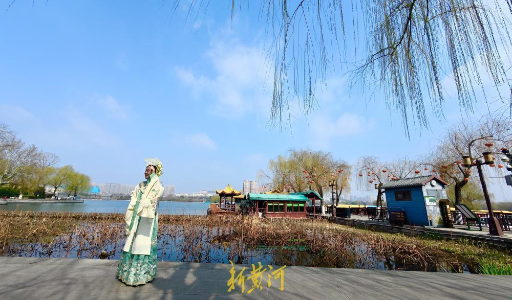 3月6日，持续笼罩泉城五天的雨雾天气今日逐渐消散，春日的暖阳终于露出笑脸，为济南