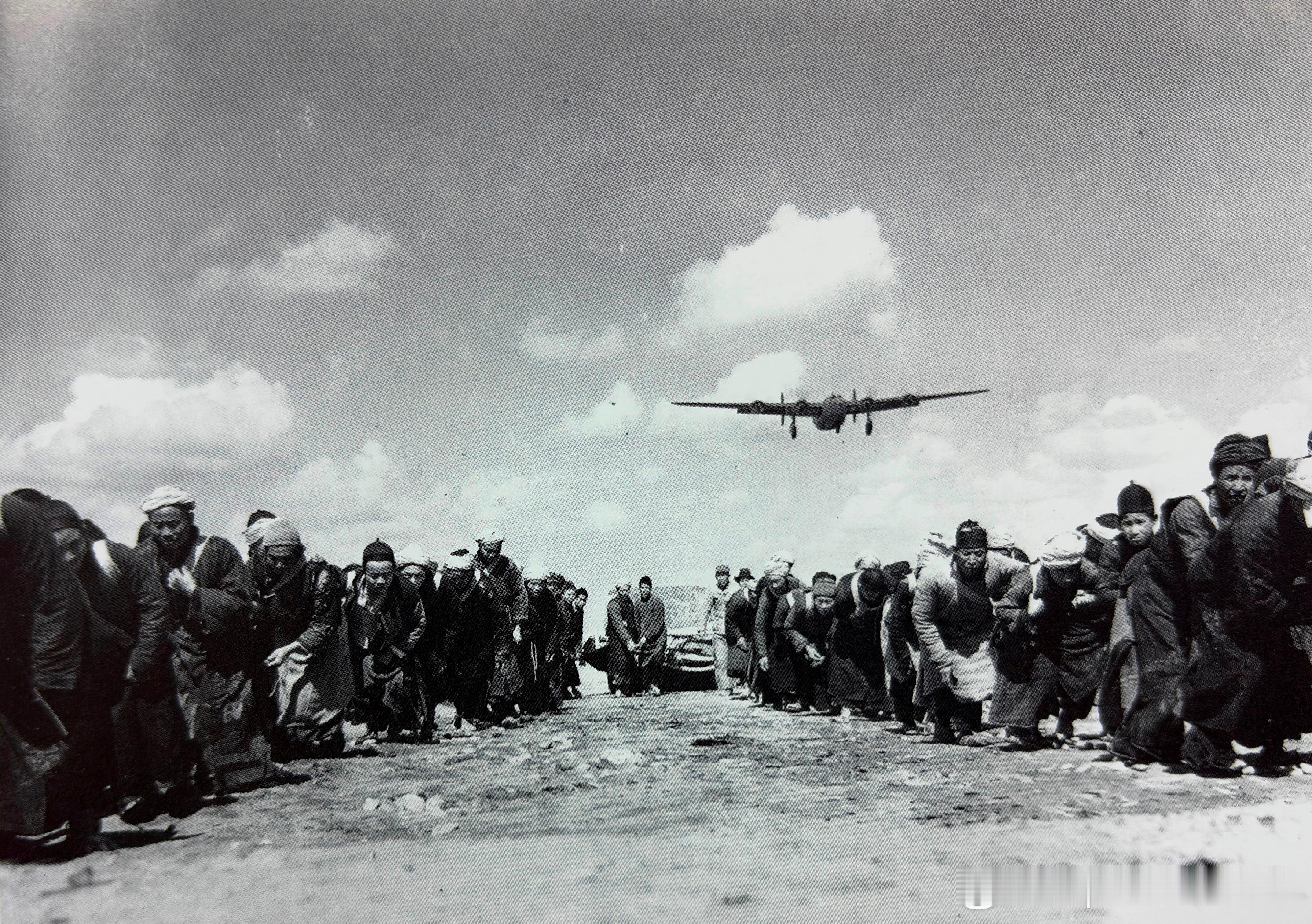 1944年3月31日正在修建机场跑道的中国工人。他们拖着一个巨大的石碌碌，碾压碎