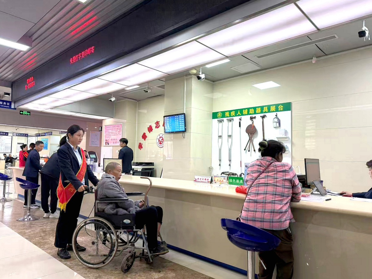 信阳市浉河区：政务服务“适老化” 办事省心更温馨