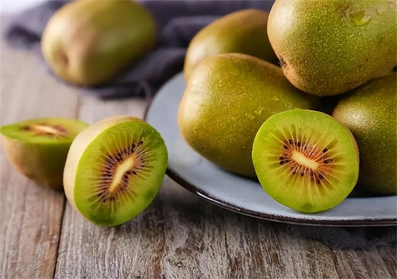 “猕猴桃”不能随便吃?医生：这5类人平时尽量少食用,了解不吃亏

