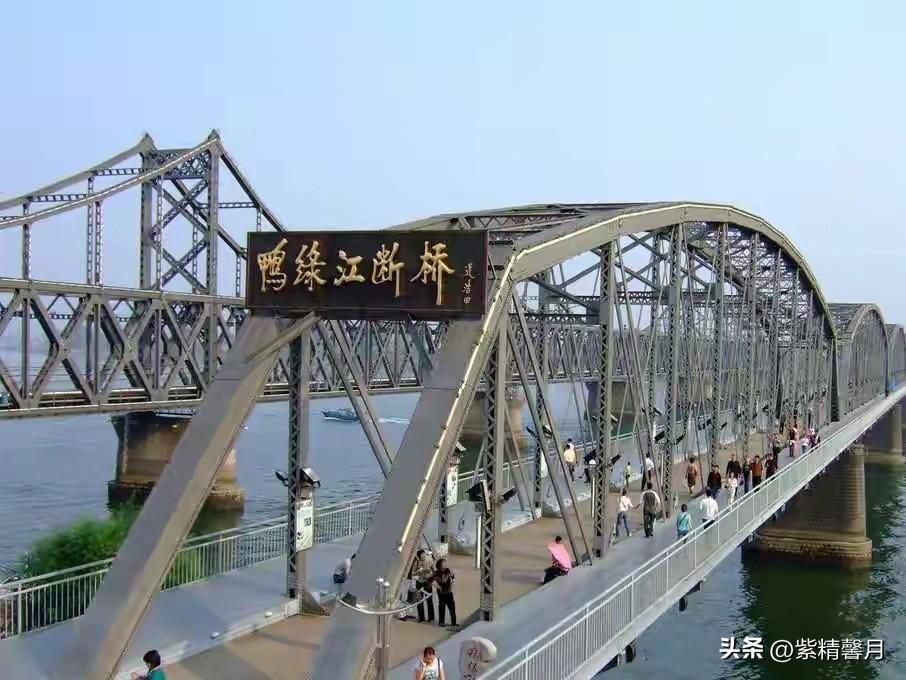 丹东精简省钱游玩攻略

鸭绿江初见
 
走出丹东站就能望见鸭绿江，江水泛黄平缓，