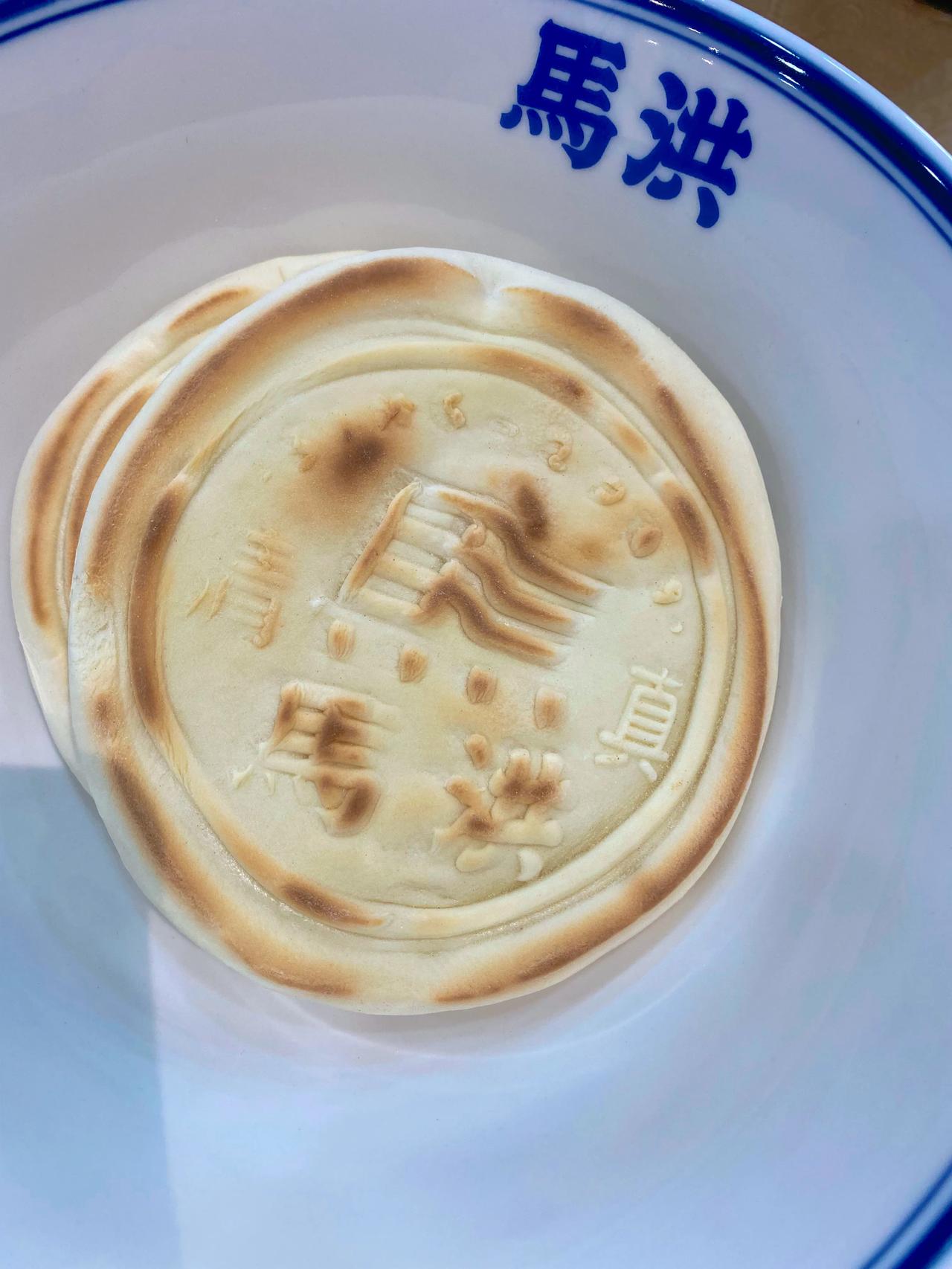 很多人认为马洪小炒泡馍是靠着一碗小炒“称霸”回坊的，其实他屋泡馍才是本地“吃家子